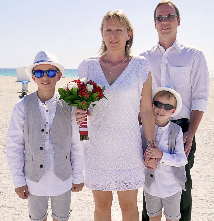 Robe de mariée simple et courte en dentelle pour mariage civil sur la plage de Miami - Boutique de créatrice de robe de mariée éthique et bio à paris - Myphilosophy - Collection Mariée de Montmartre