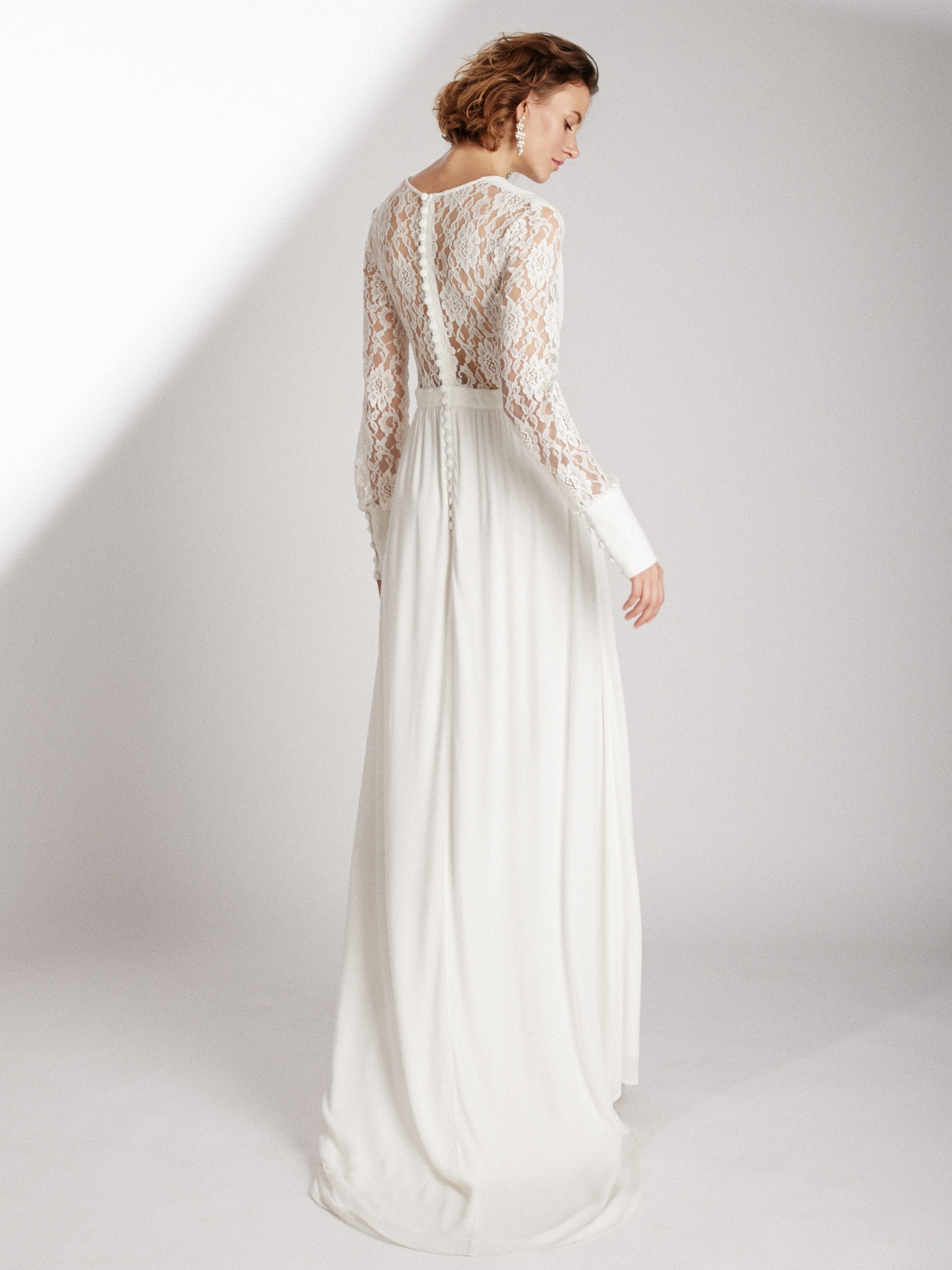 Robe de mariée longue fendue en dentelle écoresponsable - Creatrice de robe de mariée éthique et bio a Paris - Myphilosophy